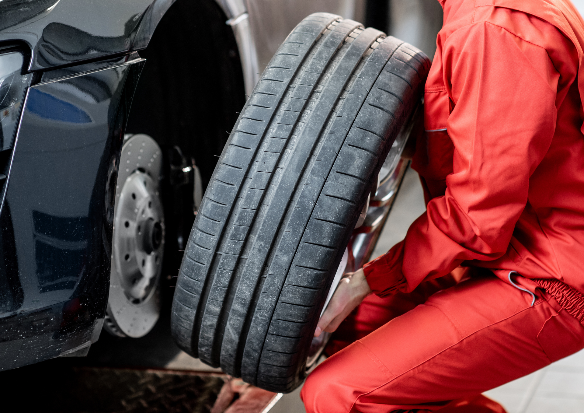 Learn about 4 common emergency car problems a mobile mechanic can fix, including flat batteries, ove