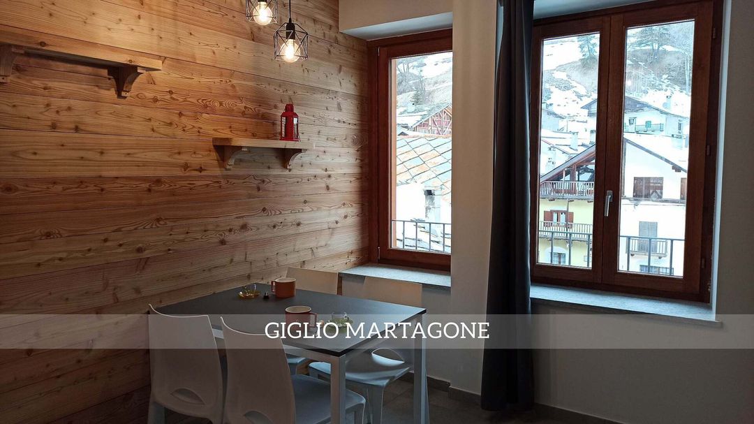 cucina con tavolo nell'appartamento Giglio Martagone