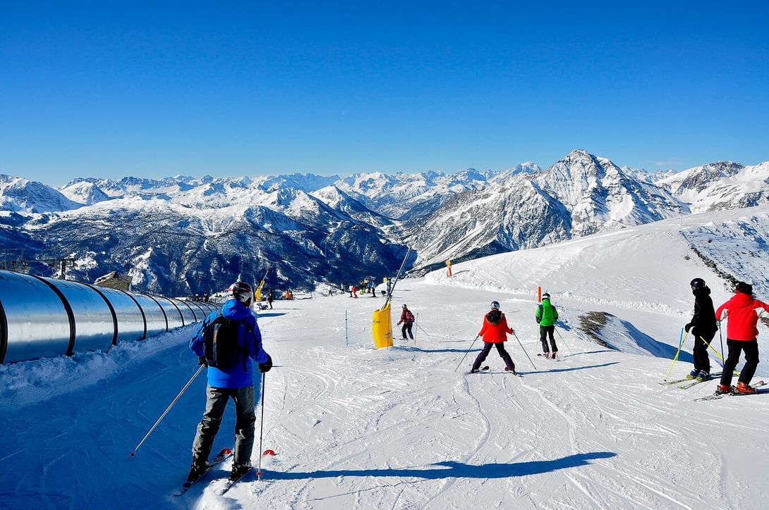 turisti mentre sciano in montagna
