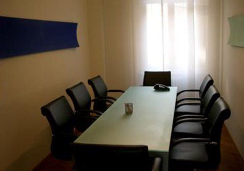 sala riunione con tavolo rettangolare