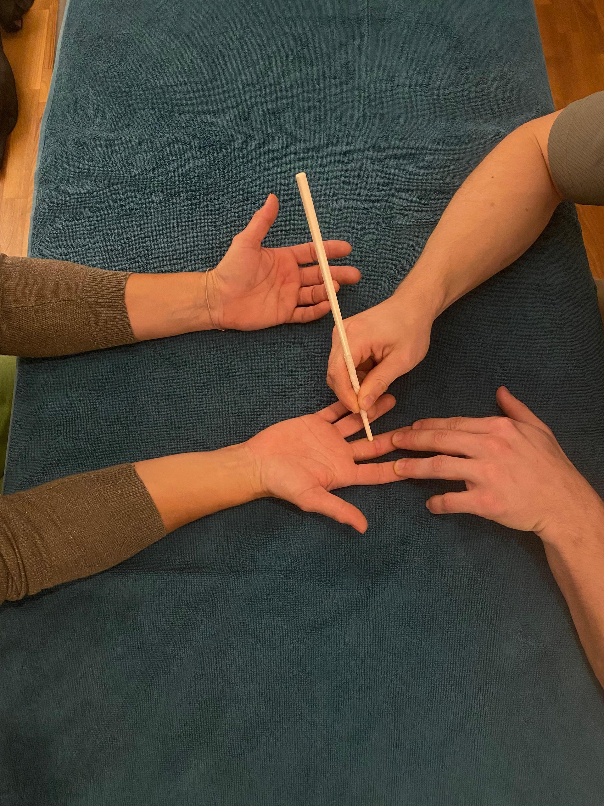 Physiotherapeutische Behandlung der Finger eines Kletterers