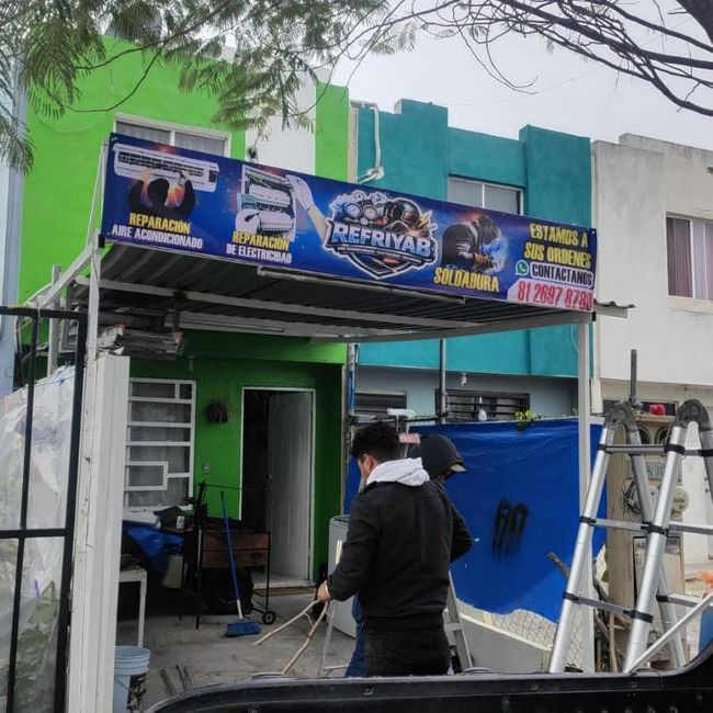 Técnico dando mantenimiento a equipo de refrigeración industrial