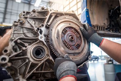 Iniettori diesel con mani. Un meccanico automatico certificato esegue un  controllo visivo degli iniettori carburante. Un set di iniettori per un  turbo diesel Foto stock - Alamy