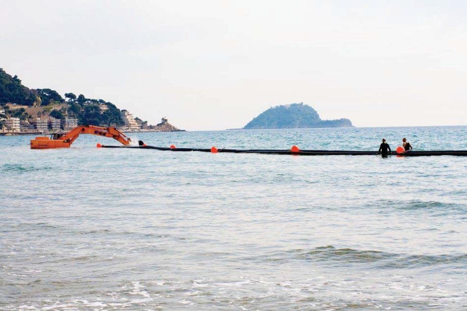 Manutenzione in mare con mezzi pesanti