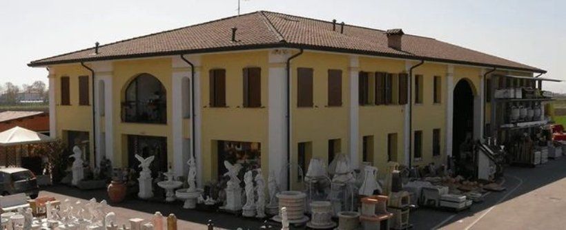 Villetta a due piani con arredo esterno