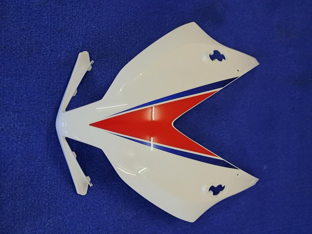 Un oggetto rosso, bianco e blu su una superficie blu