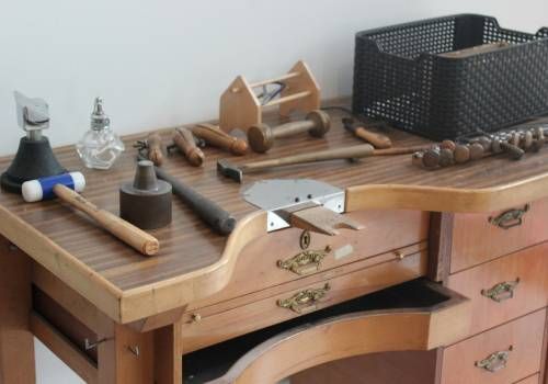 A worktop table for disassembly and assembly of items. 