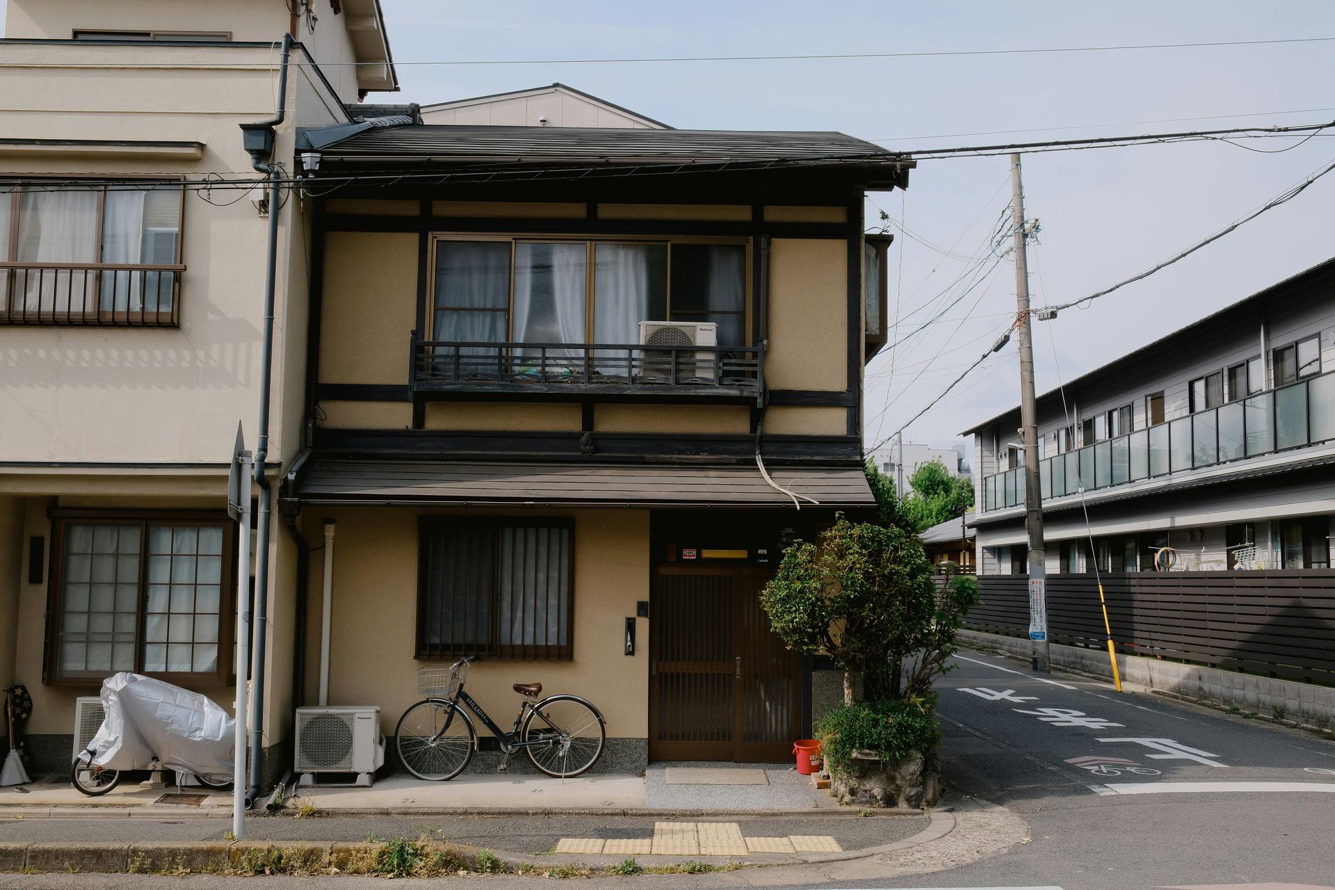 An image of an apartment building
