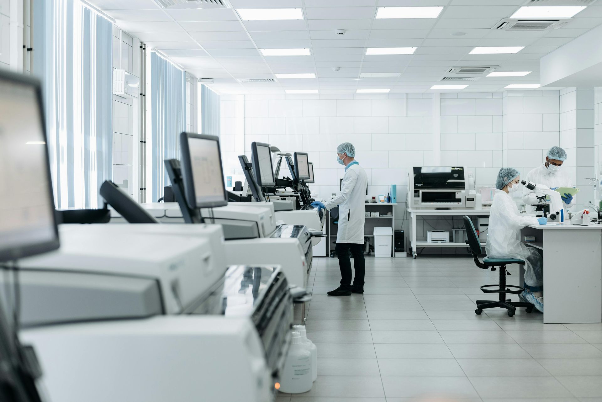 A room with medical equipment used by medical practitioners