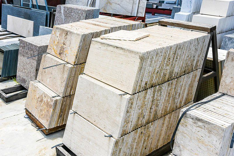 delle lastre di marmo di diversi colori in un cantiere