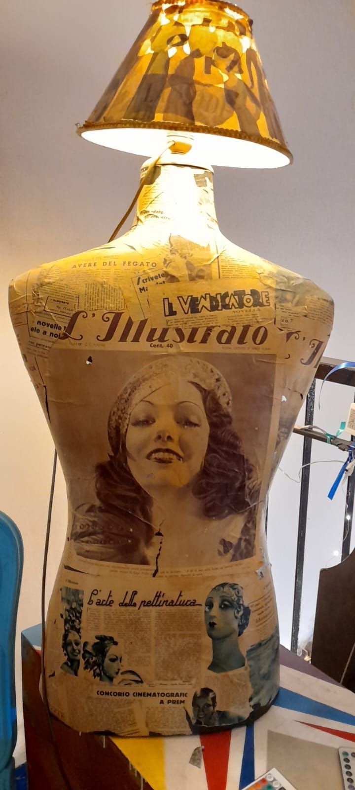 Dipinto anticato raffigurante un pilastro di pietra accanto a uno specchio d'acqua, forse un lago o l'oceano.