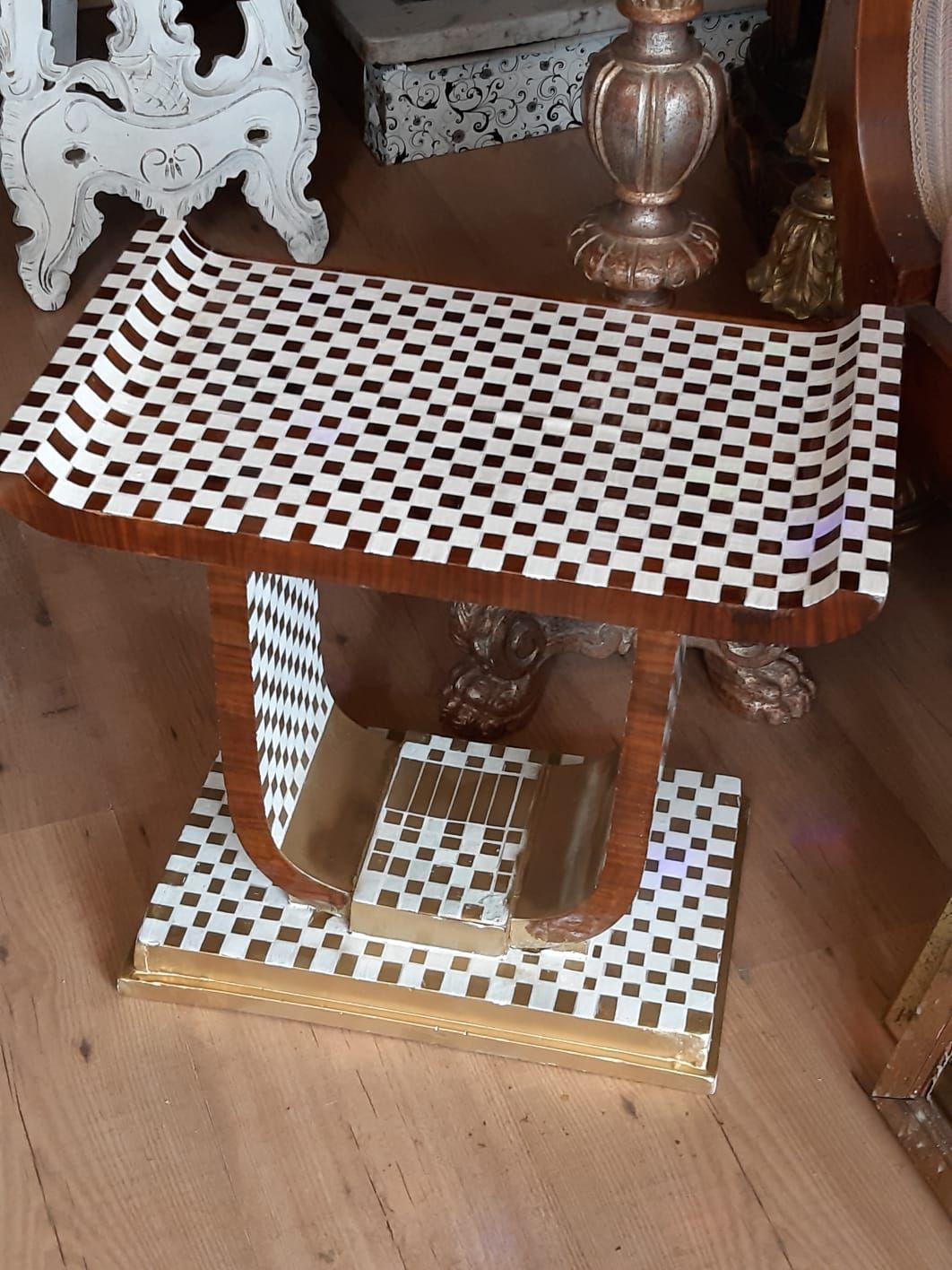 Tavolino in stile Art Déco con piano e base a scacchi, struttura in legno e metallo.