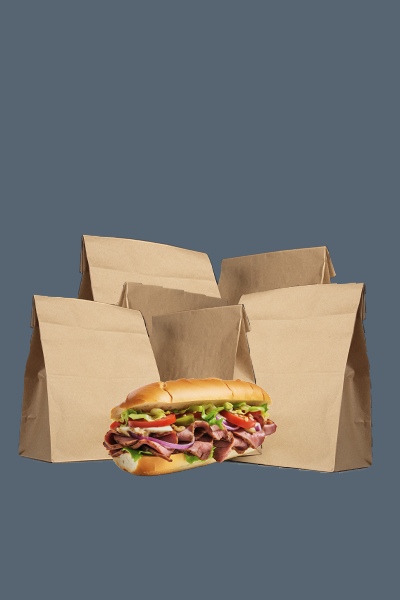 Er zit een broodje in een bruine papieren zak.