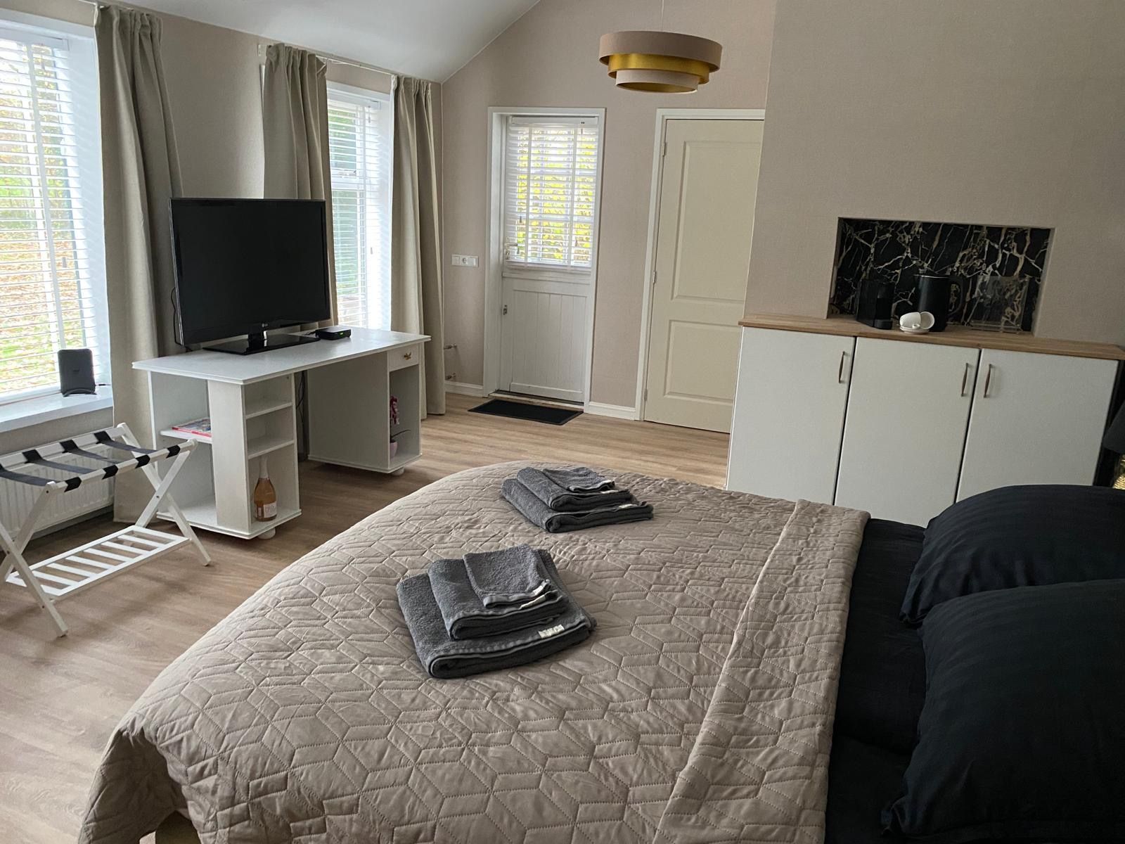Een slaapkamer met een groot bed en een nachtkastje