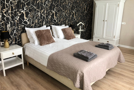 Een slaapkamer met een groot bed en twee nachtkastjes