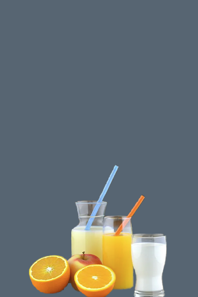 Een kruik sinaasappelsap, een appel en een glas melk