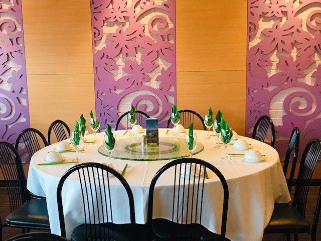 set table at restaurant