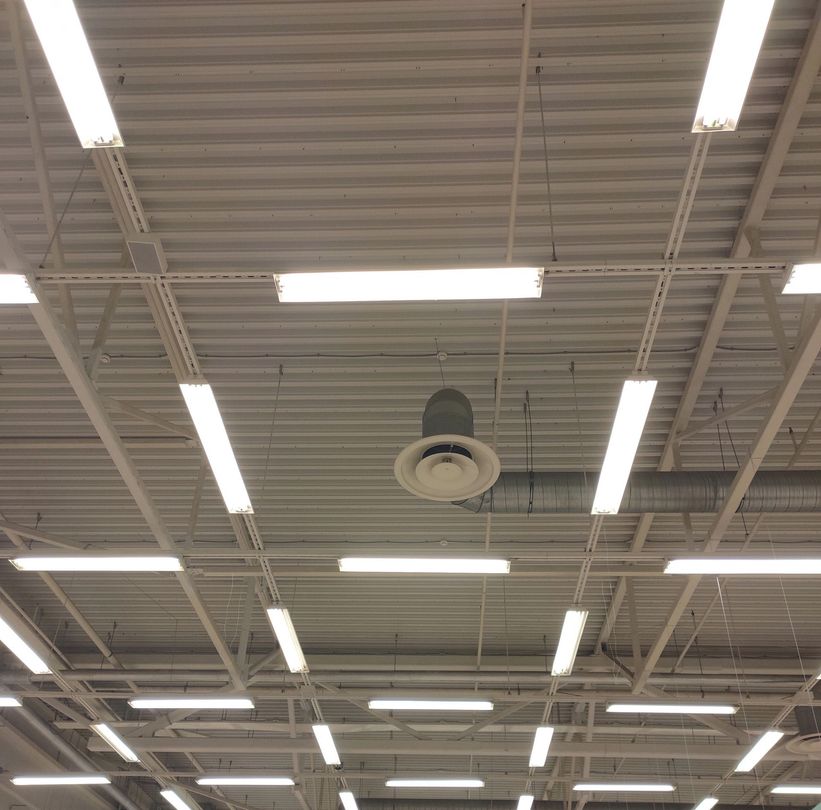 Soffitto con luci fluorescenti e altoparlante sospeso all'interno di un grande negozio o magazzino.
