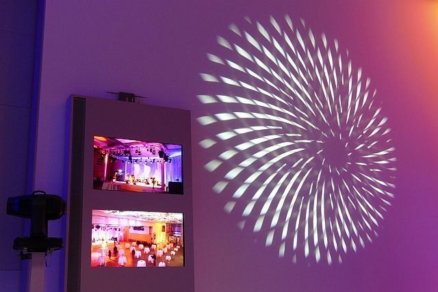 Stern aus Lichtern an lilafarbener Wand, danemeb Monitore - im dbb Forum