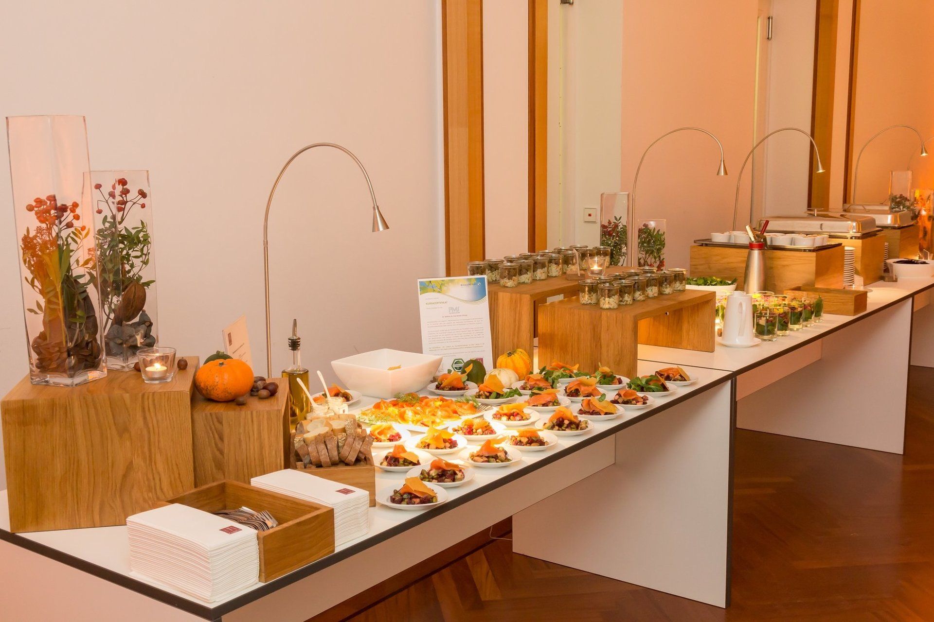 Buffet mit Fingerfood, Dekoration und Blumenschmuck