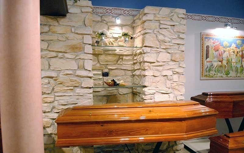 interni agenzia funebre con cassa in legno