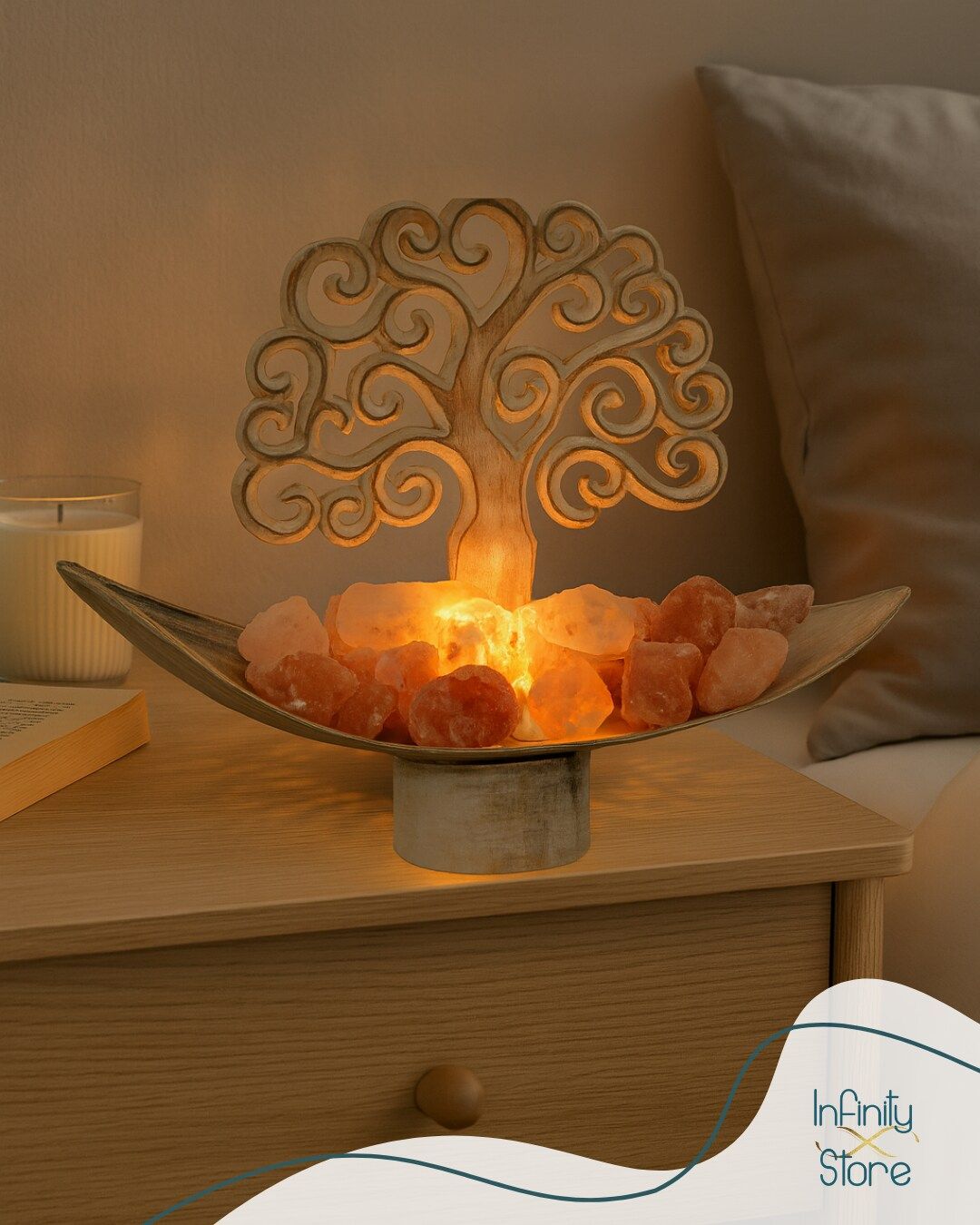 Una lampada di sale dell'Himalaya accesa a forma di albero, posta su un comodino, che emette una luce calda.