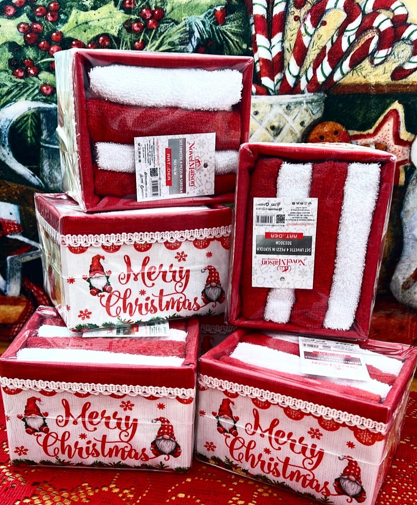 Scatole portaoggetti a tema natalizio piene di asciugamani piegati a righe rosse e bianche.