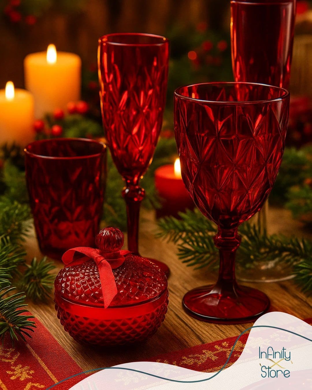 Set di bicchieri rossi con candele e verde.