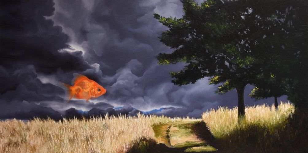 Gegenständliches Bild der Künstlerin Benita von Wendt. Titel: Goldfisch. Sommerlandschaft mit Weizenfeld, im Vordergrund ein Feldweg, rechts steht ein Baum, im Hintergrund Gewitterwolken. Links im Bild schwimmt ein Goldfisch durch die Luft auf den Baum zu. Gemalt mit Acryl- und Ölfarben auf Leinwand.