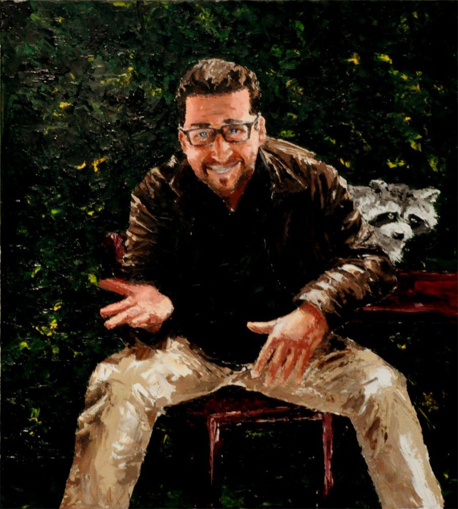 Eine Arbeit der Künstlerin Benita von Wendt. Gemalt mit Öl und Spachtel auf Leinwand. Titel: Hansam. Portrait eines lachenden, sitzenden Mannes vor grünem Hintergrund, rechts schaut ein Waschbär hinter seinem Ellenbogen hervor.