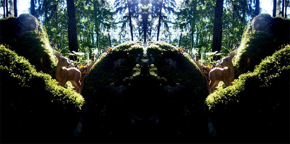 Fotomontage der Künstlerin Benita von Wendt. Titel: Totem. Die Fotografie zeigt 2 identische Bambifiguren, die im Wald in Szene gesetzt sind..