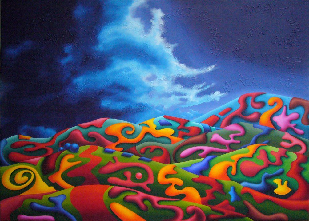 Sicht auf eine hügelige Landschaft mit bunten Strukturen die sich an die Hügel schmiegen. Im Hintergrund ein dunkelblauer Himmel mit Wolkenfetzen. Farbenfrohes Bild der Künstlerin Benita von Wendt. Gemalt mit Acrylfarben auf Leinwand.