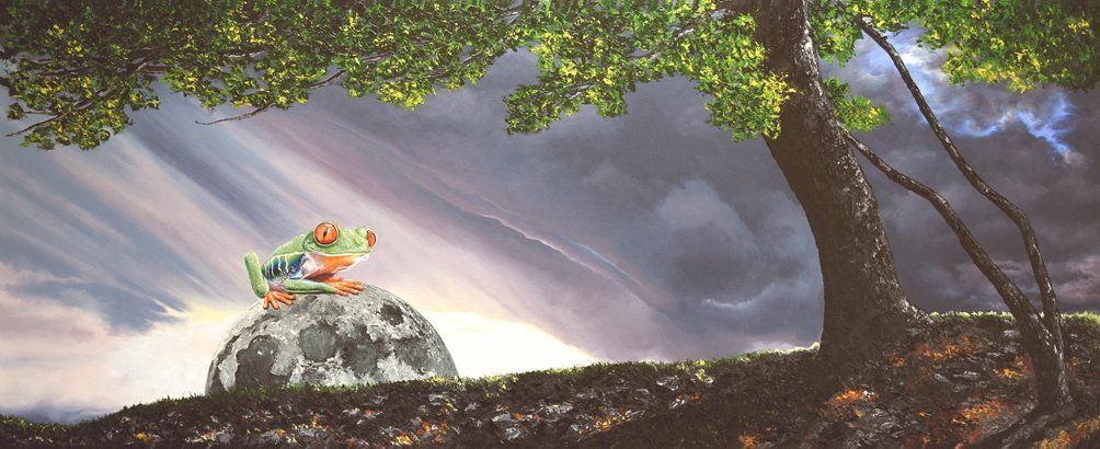 Gegenständliches Bild der Künstlerin Benita von Wendt. Titel: Frog on the Moon. Landschaft im Sonnenuntergang, im Vordergrund rechts ein Baumstamm, oben im Bild Laub, am Horizont links ein riesiger aufgehender Mond auf dem ein grüner Frosch mit orangenen Augen sitzt. Gemalt mit Acryl- und Ölfarben auf Leinwand.