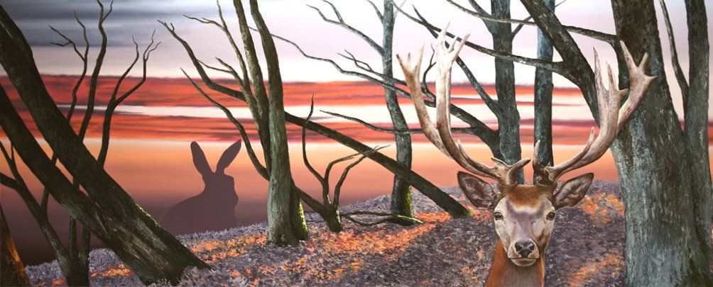 Gegenständliches Bild der Künstlerin Benita von Wendt. Titel: Hirsch und Hase. Landschaft im Wald, kahle Baumstämme, Himmel im Sonnenuntergang, buntes Laub auf dem Waldboden. Rechts ganz im Vordergrund der naturgetreue Kopf eines Hirsches, der den Betrachter anschaut. Im Hintergrund, am Horizont, die dunkelgraue Silhouette eines Feldhasen. Gemalt mit Acryl- und Ölfarben auf Leinwand.