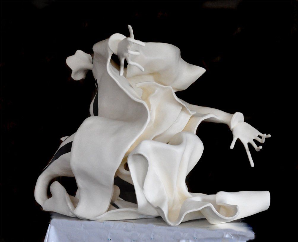 Skulptur aus Pappmasché der Künstlerin Benita von Wendt. Die abstrakte Skulptur erinnert an eine Frau die sich zum Kuss nach vorne beugt und sich gleichzeitig zurückzieht. Rückansicht halblinks.