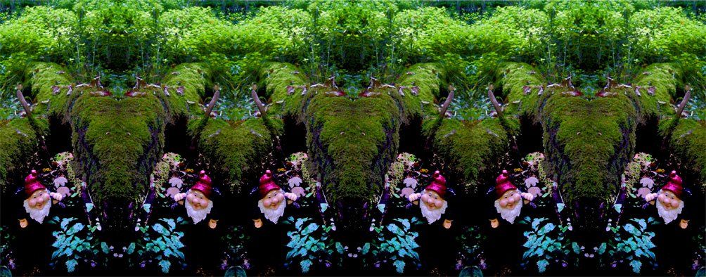 Fotomontage der Künstlerin Benita von Wendt. Titel: Krokodile und Hunde. Die Fotografie zeigt 6 identische Gartenzwerge, die im Wald vor moosbewachsenen Steinen und Baumstämmen in Szene gesetzt sind.