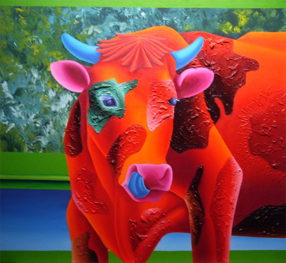 Rote Kuh die ihre Zunge vor dem Maul hat, im Hintergrund eine Abstrahierte Landschaft. Farbenfrohes Bild der Künstlerin Benita von Wendt. Gemalt mit Acryl- und Vinylfarben auf Leinwand.