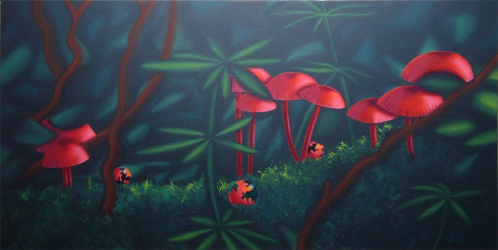 Dunkelgrüner Waldboden mit Moos und Pflanzen, im Vordergrund leuchted rote Pilze. Farbenfrohes Bild der Künstlerin Benita von Wendt. Gemalt mit Acryl- und Vinylfarben auf Leinwand.