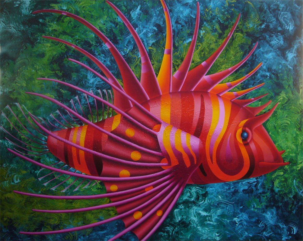 Abstrahiertes Bild mit einem großen in verschiedenen Rottönen gestreiftenFeuerfisch mit langen stacheligen Flossen vor einem blau und grünem Hintergrund. Farbenfrohes Bild der Künstlerin Benita von Wendt. Gemalt mit Acryfarben auf Leinwand.