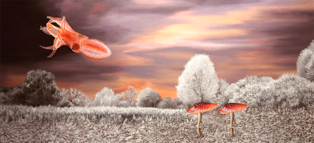 Gegenständliches Bild der Künstlerin Benita von Wendt. Titel: Sepia und Fliegenpilz. Landschaft weiß von Raureif, im Hintergrund Büsche und Bäume, orange-lilafarbener Himmel. Links oben im Bild schwimmt eine orangen-cremefarbige Sepia, rechts unten stehen zwei große Fliegenpilze. Gemalt mit Acryl- und Ölfarben auf Leinwand.