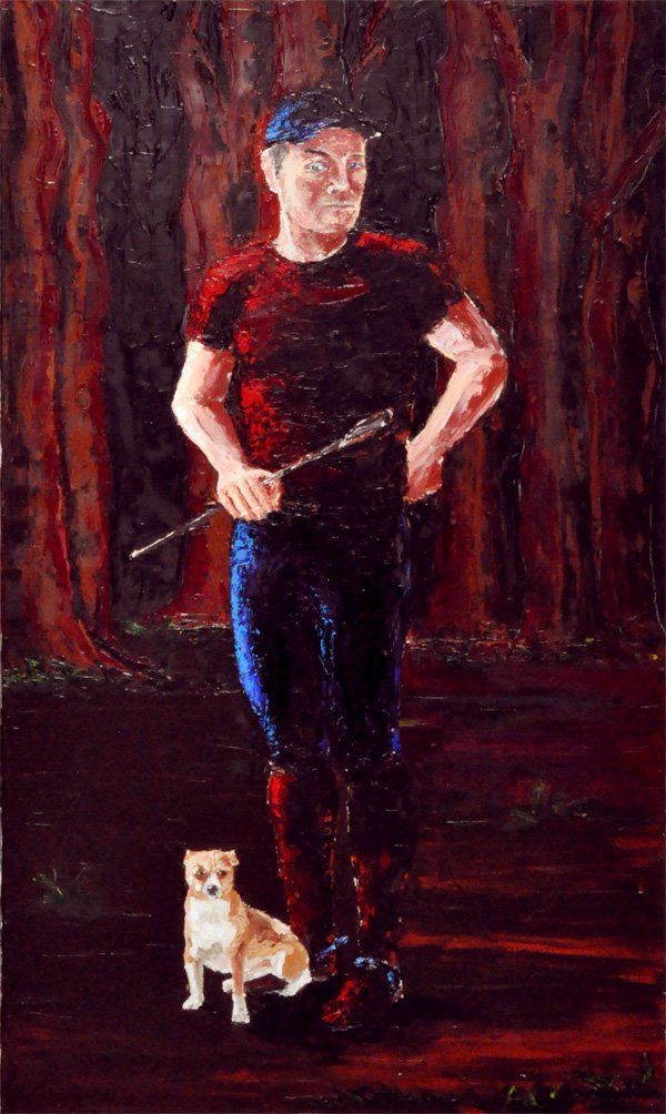 Eine Arbeit der Künstlerin Benita von Wendt. Gemalt mit Öl und Spachtel auf Leinwand. Titel: Portrait des Dorian G. Portrait eines stehenden Mannes in Reithosen mit einer Gerte in der Hand, auf seinem linken Stiefel sitzt ein kleiner Hund, das Bild ist hauptsächlich in Rottönen gehalten.