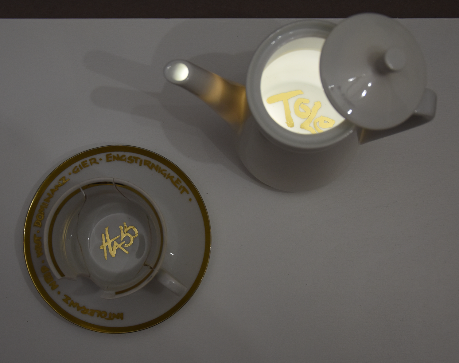 Beleuchtetes Kunstobjekt aus altem Porzellan.