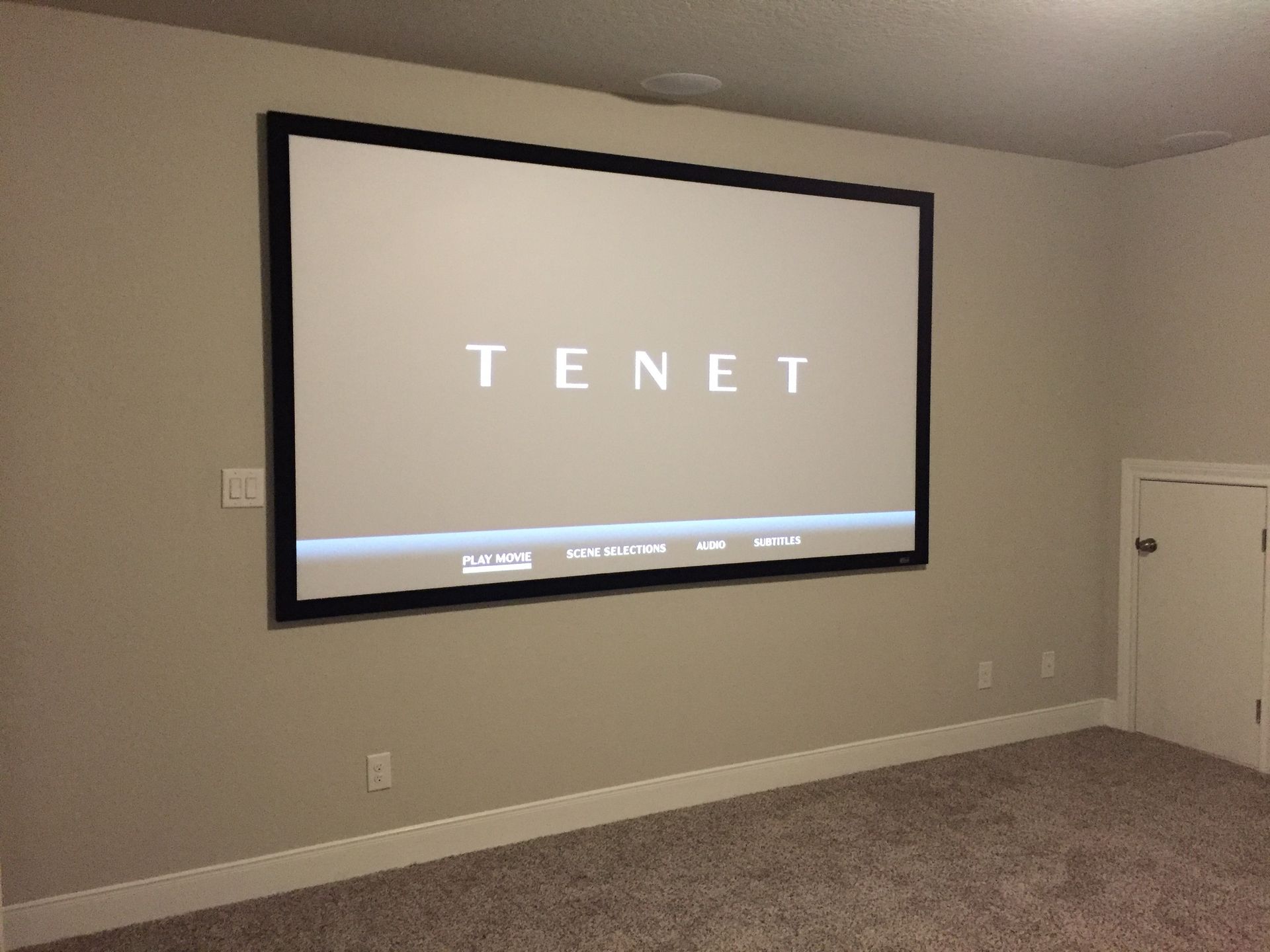 A large screen with the word tenet on it