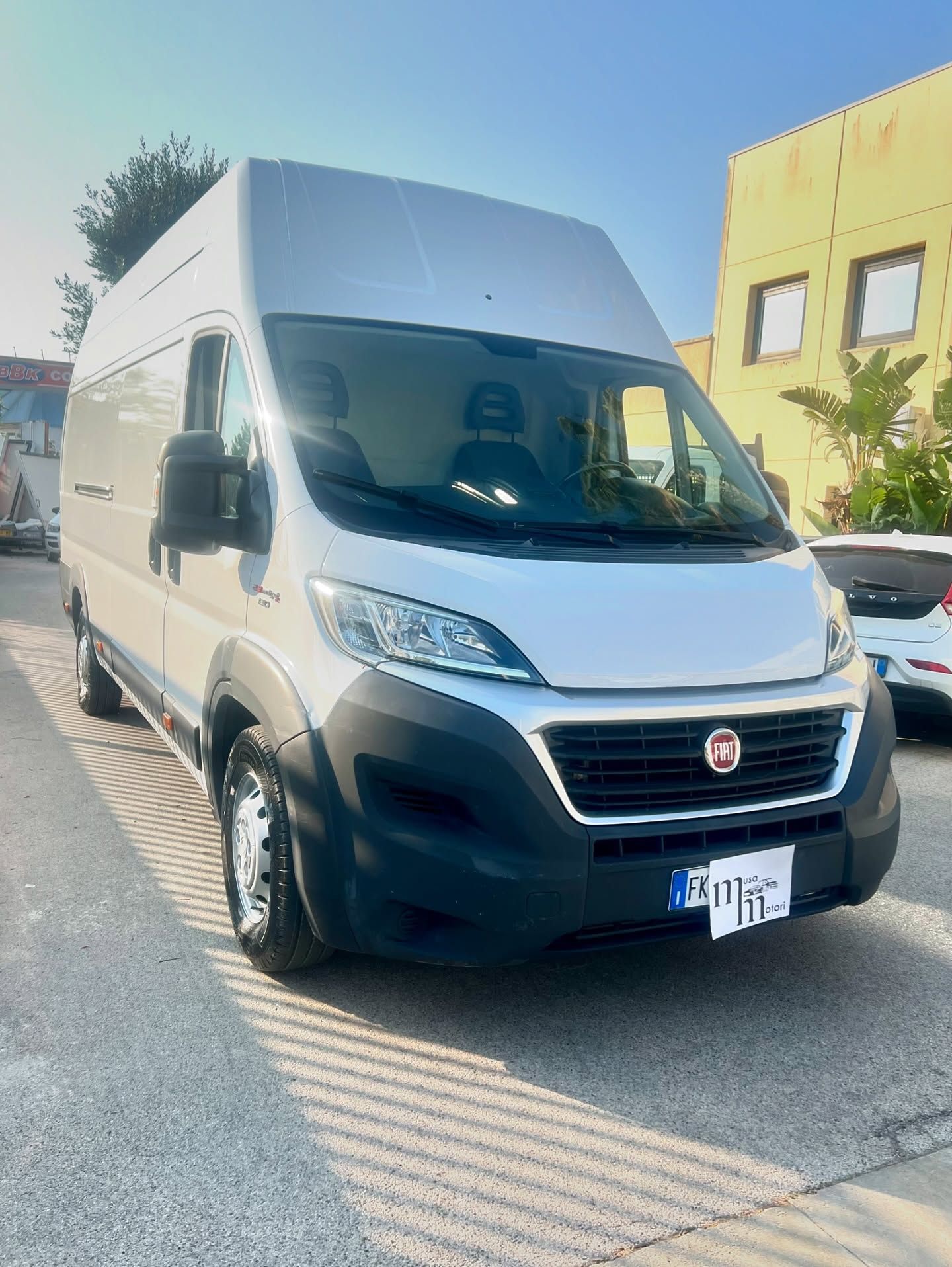 Furgone refrigerato Renault Master bianco in una giornata di sole.