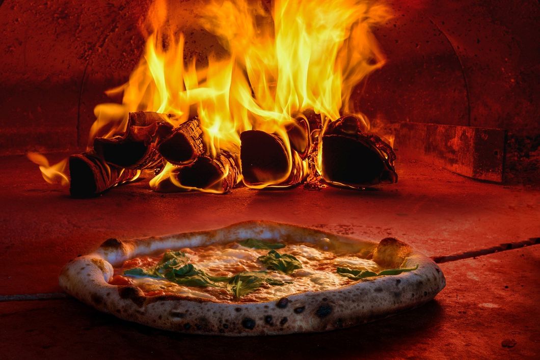 Pizza cotta in forno a legna
