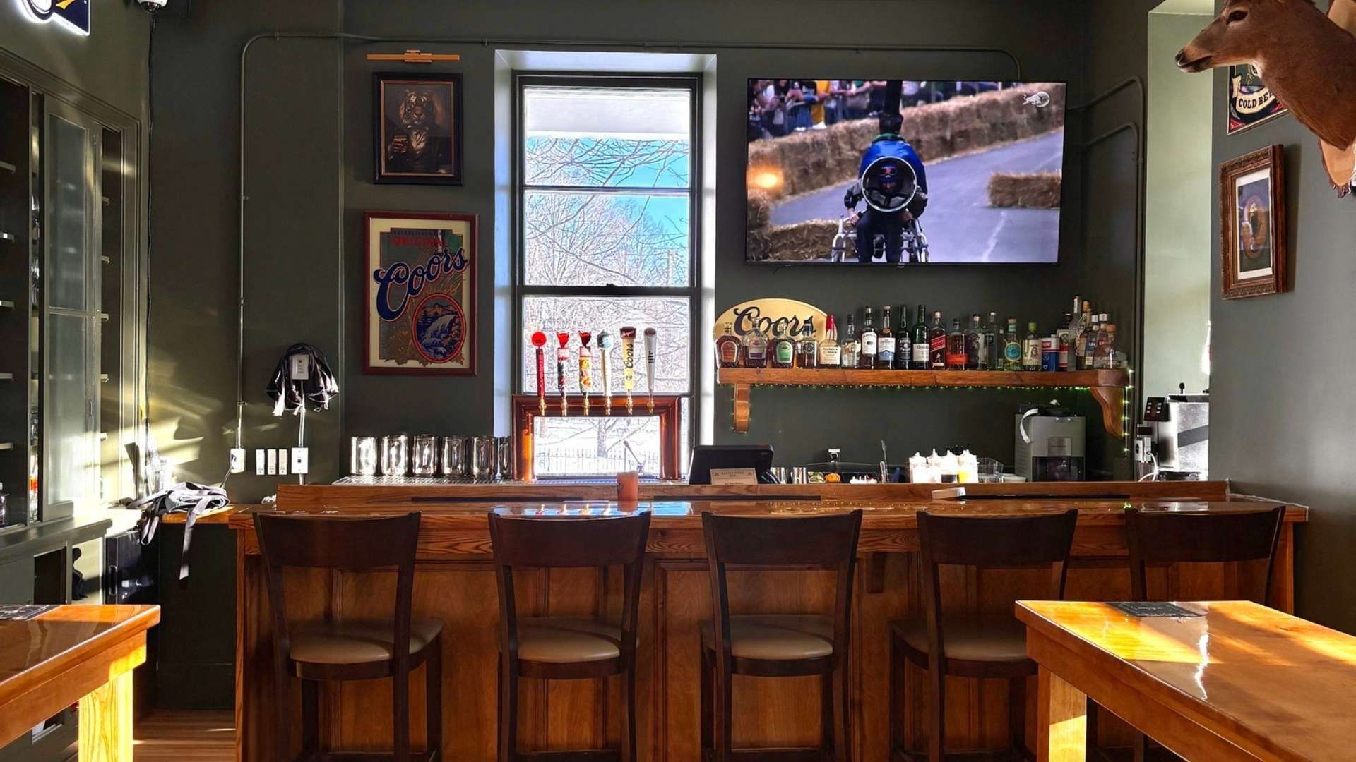 beaucoup de voitures sont garées devant un garage.