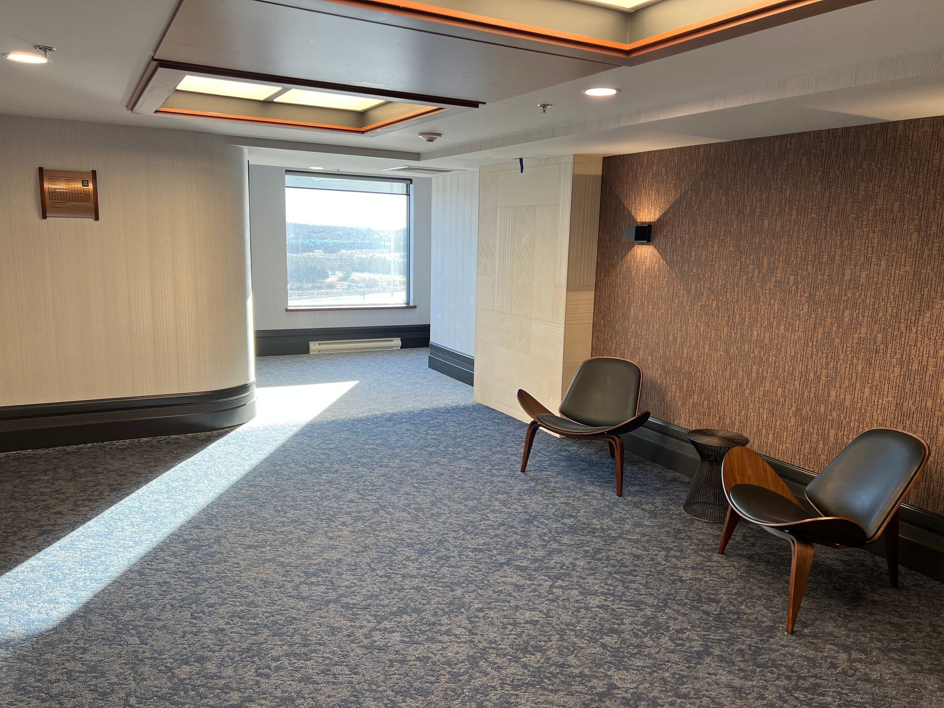 Il y a deux chaises et une table dans la pièce.