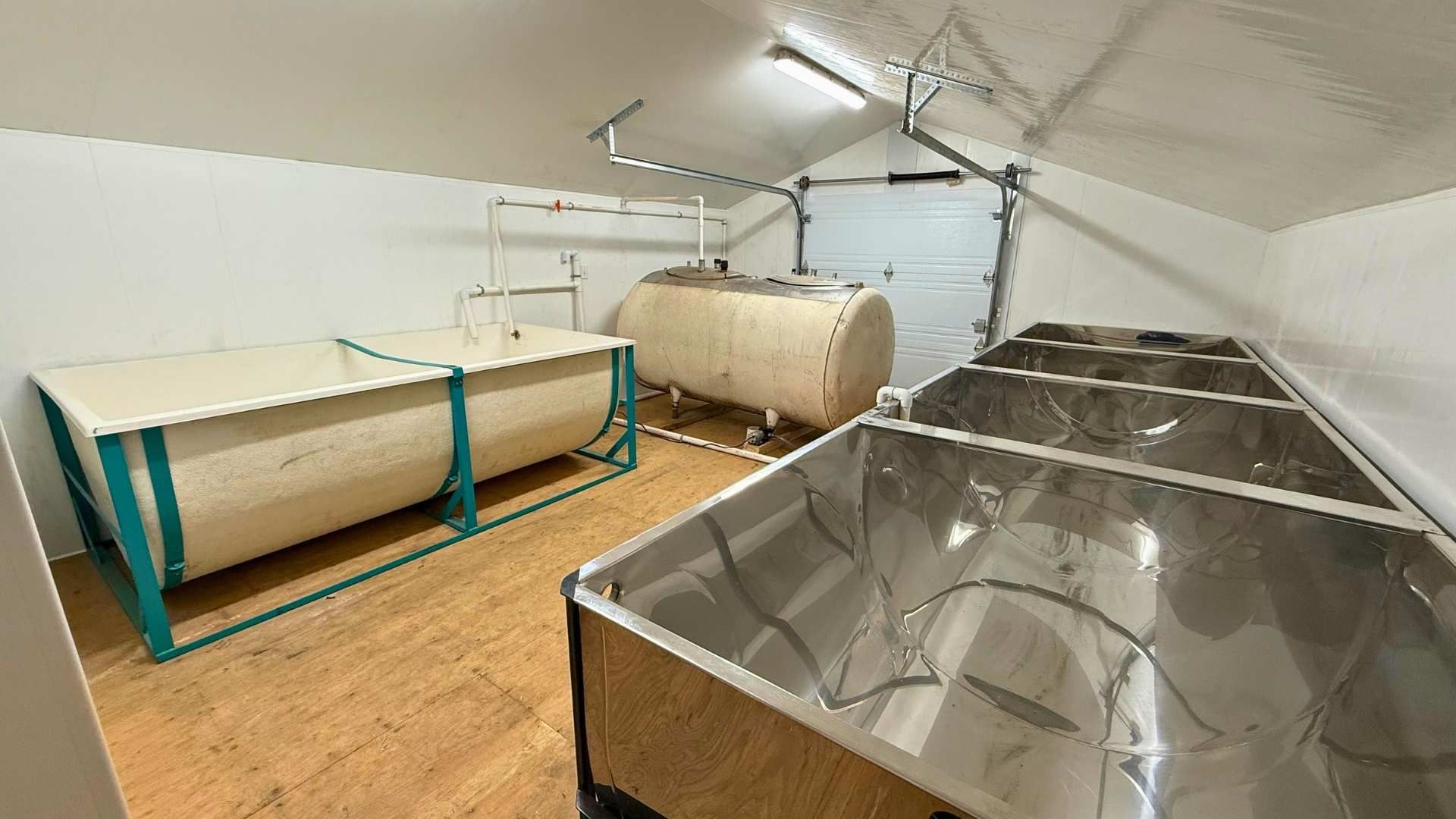 un tas de pneus sont empilés les uns sur les autres dans un magasin.