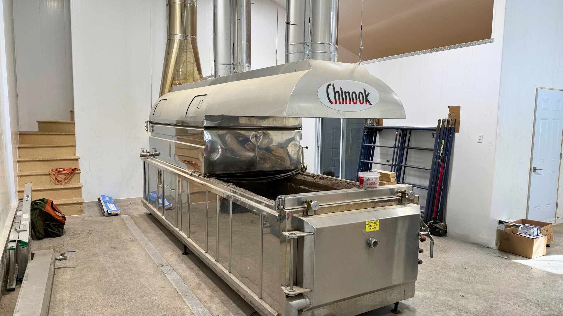 beaucoup de voitures sont garées devant un garage.