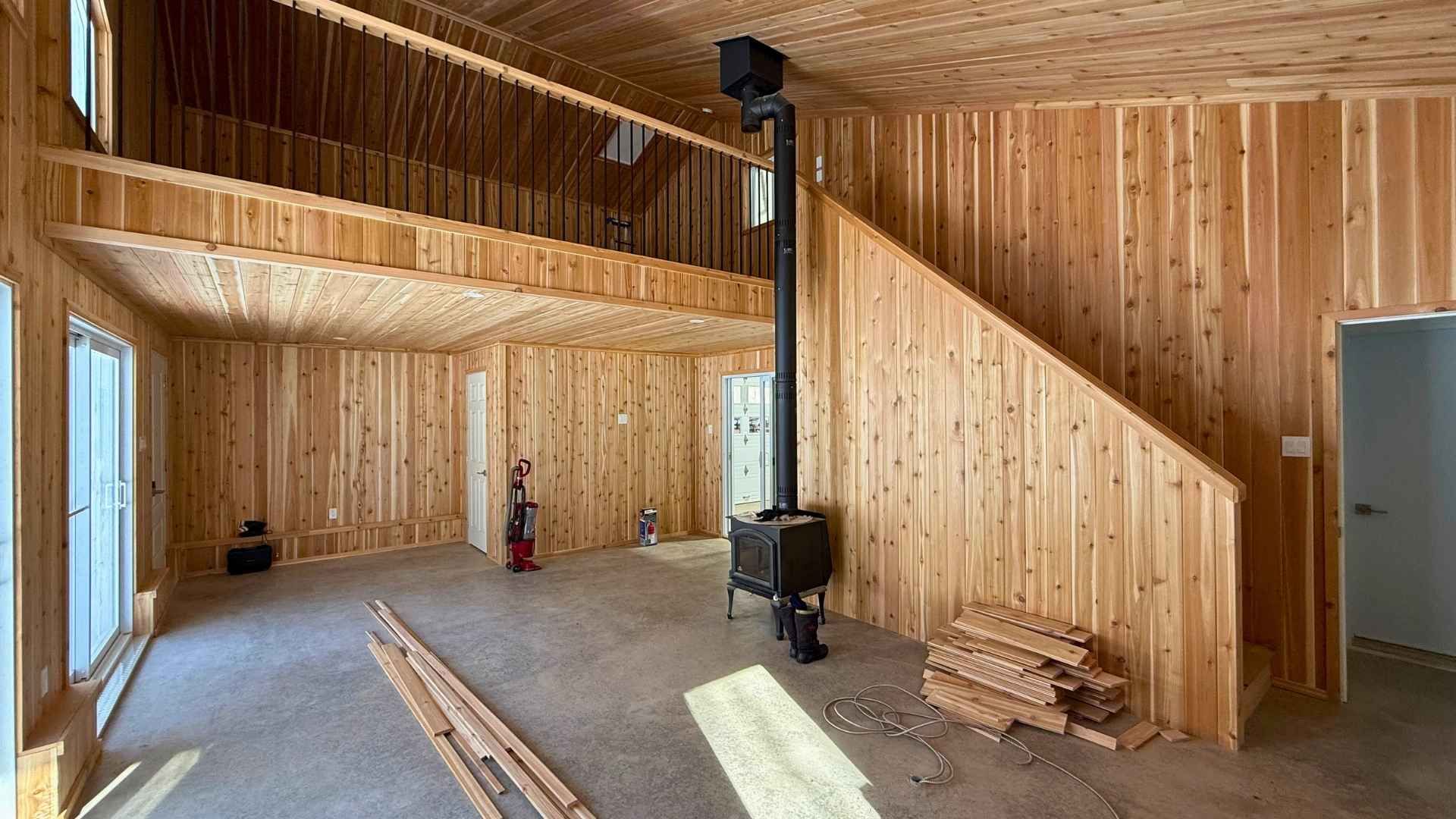 un camion blanc est garé devant un immeuble.